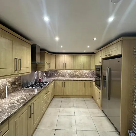 Leeds 4 * Bradford (West Yorkshire)