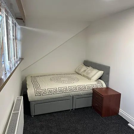 Leeds 4 *