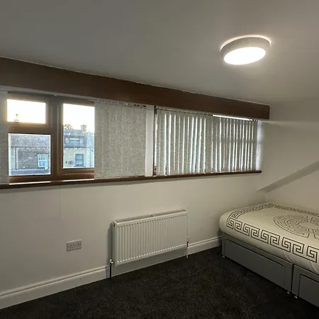 Leeds 4 *